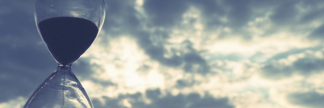 モノトーンの砂時計と夕焼け